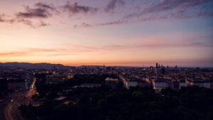 Panorama al atardecer desde la Aurora Rooftop Bar de Viena, vistas elevadas de la ciudad bañada en luz dorada.