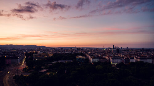 Panorama al atardecer desde la Aurora Rooftop Bar de Viena, vistas elevadas de la ciudad bañada en luz dorada.