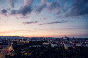 Puesta de sol desde la Aurora Rooftop Bar de Viena, con vista panorámica sobre el centro histórico.