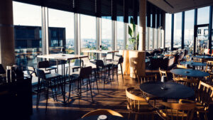 Aurora Rooftop Bar en Viena, local de cócteles con diseño moderno y amplias vistas sobre la ciudad.