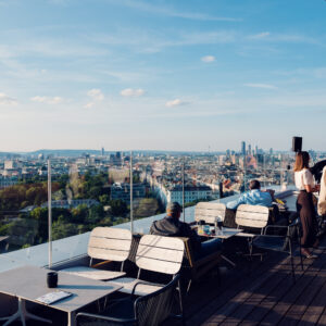 Vue sur la terrasse de l'Aurora Rooftop Bar à Vienne, espace cocktail en plein air avec vue sur les toits de la ville.