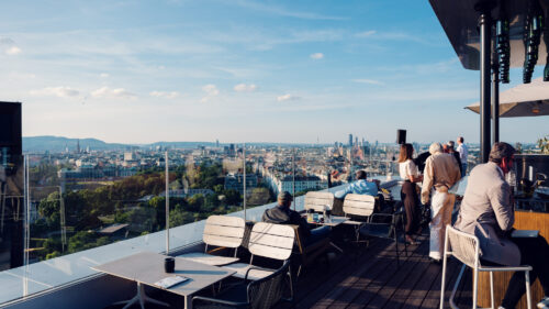 Terraza de la Aurora Rooftop Bar en Viena, zona de cócteles al aire libre con vistas sobre la ciudad.