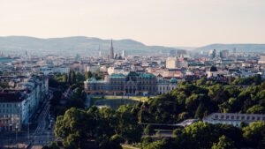 Aurora Rooftop Bar en Viena con vistas panorámicas, terraza exterior y ambiente de lounge de cócteles.