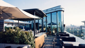 Aurora Rooftop Bar en Viena, lounge de cócteles con vistas panorámicas y terraza en la azotea de diseño moderno.