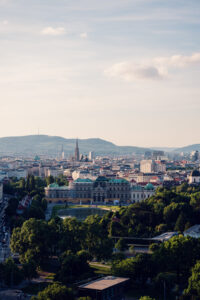 Terraza en la azotea de la Aurora Bar en Viena, espacio de cócteles moderno con vistas elevadas sobre la ciudad.