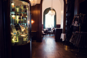 Innenraum des Café Landtmann mit originalen Spiegeln und Holzvertäfelungen von 1873.