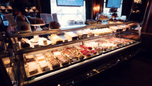 Vitrine im Café Landtmann mit hausgemachten Wiener Mehlspeisen und Torten.