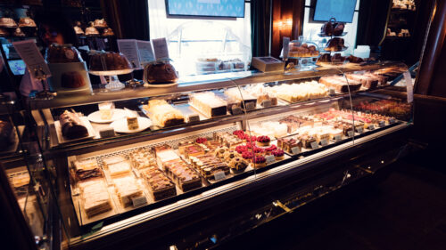 Vitrine im Café Landtmann mit hausgemachten Wiener Mehlspeisen und Torten.