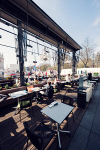 Sommerterrasse des Café Landtmann Wien mit Blick auf Rathaus und Universität.