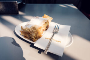 Apfelstrudel im Café Landtmann, serviert auf traditionellem Porzellanteller.
