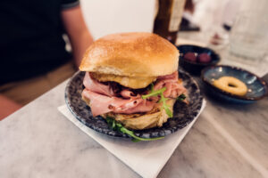 Sándwich de mortadela italiana auténtica en el Casolaro Bros.