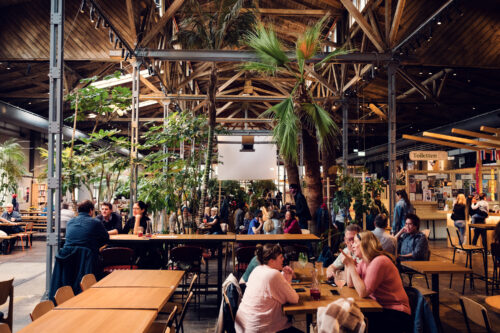 Communal dining tables at Gleis//Garten Vienna.