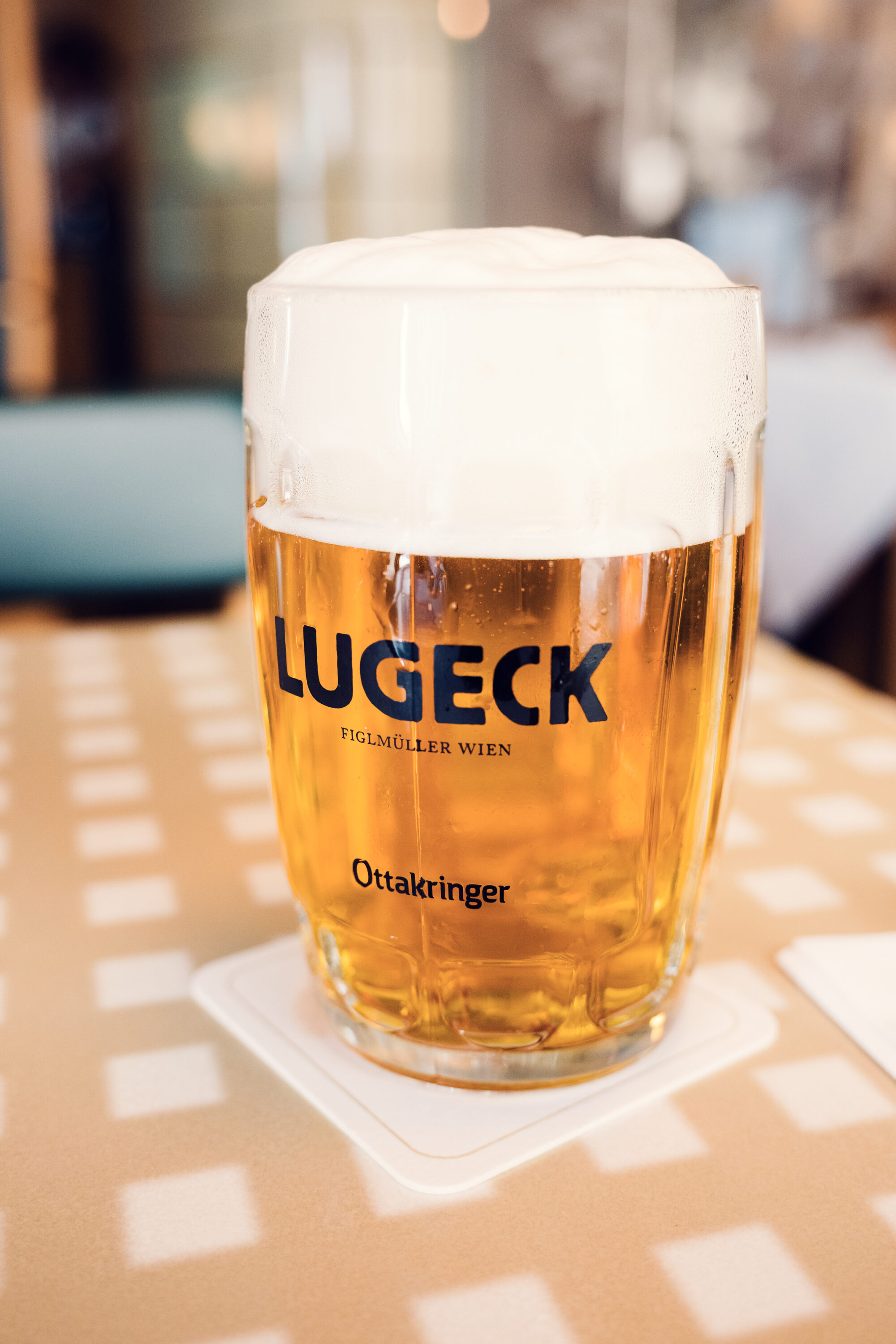 Birra austriaca tradizionale servita al Lugeck Figlmüller, lager dorata in un bicchiere su tavolo di legno.