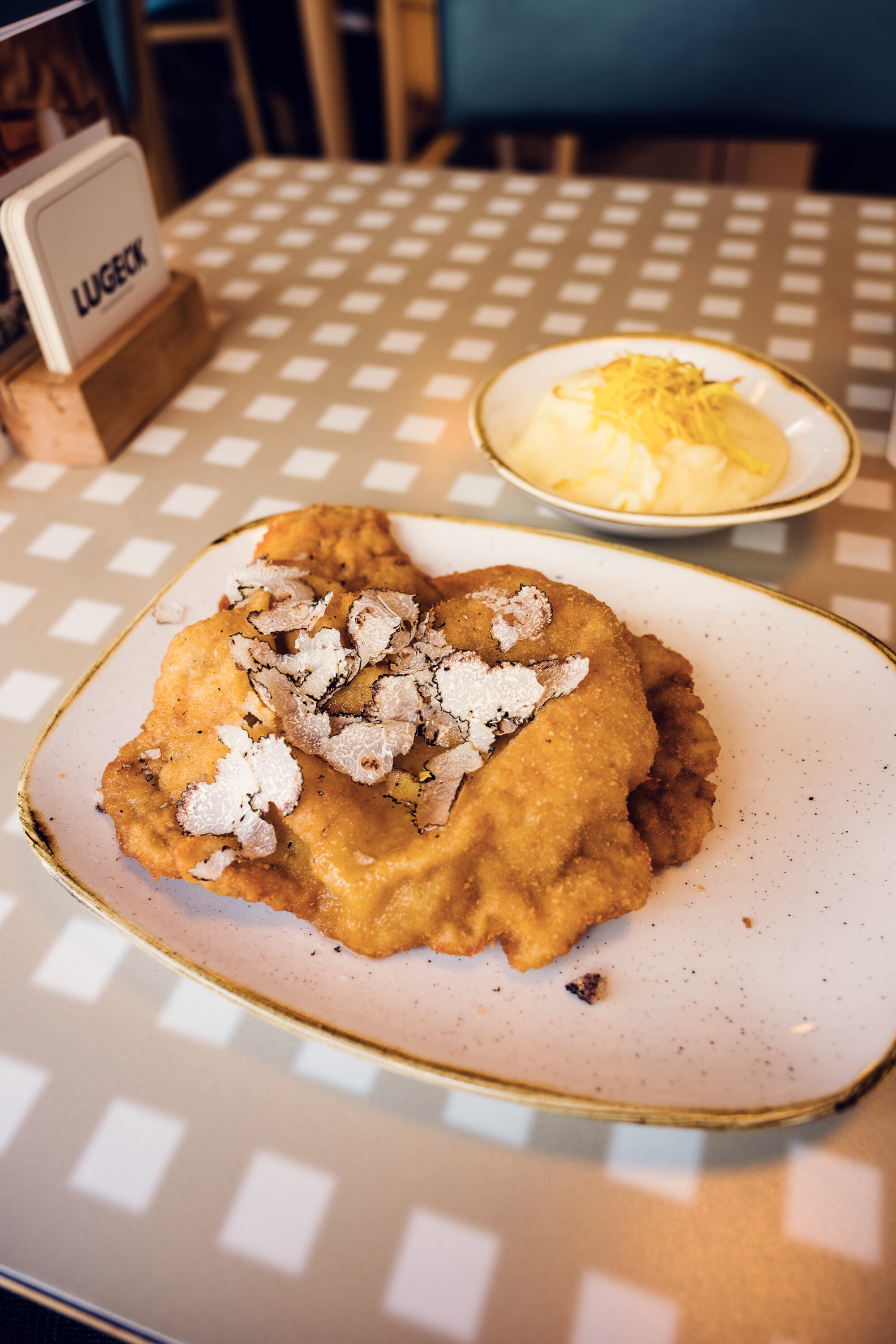 Wiener Schnitzel al tartufo servito al Lugeck Figlmüller a Vienna.