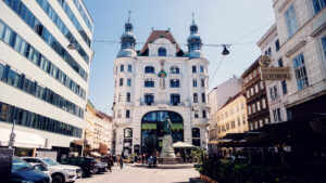 Vista della strada del ristorante Lugeck Figlmüller con la facciata storica e i tavoli all'aperto nel centro di Vienna.