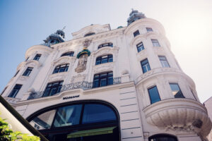 Primo piano della facciata del ristorante Lugeck Figlmüller a Vienna.