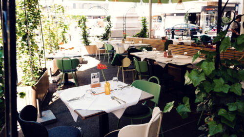 Ospiti ai tavoli della terrazza del Lugeck Figlmüller a Vienna.