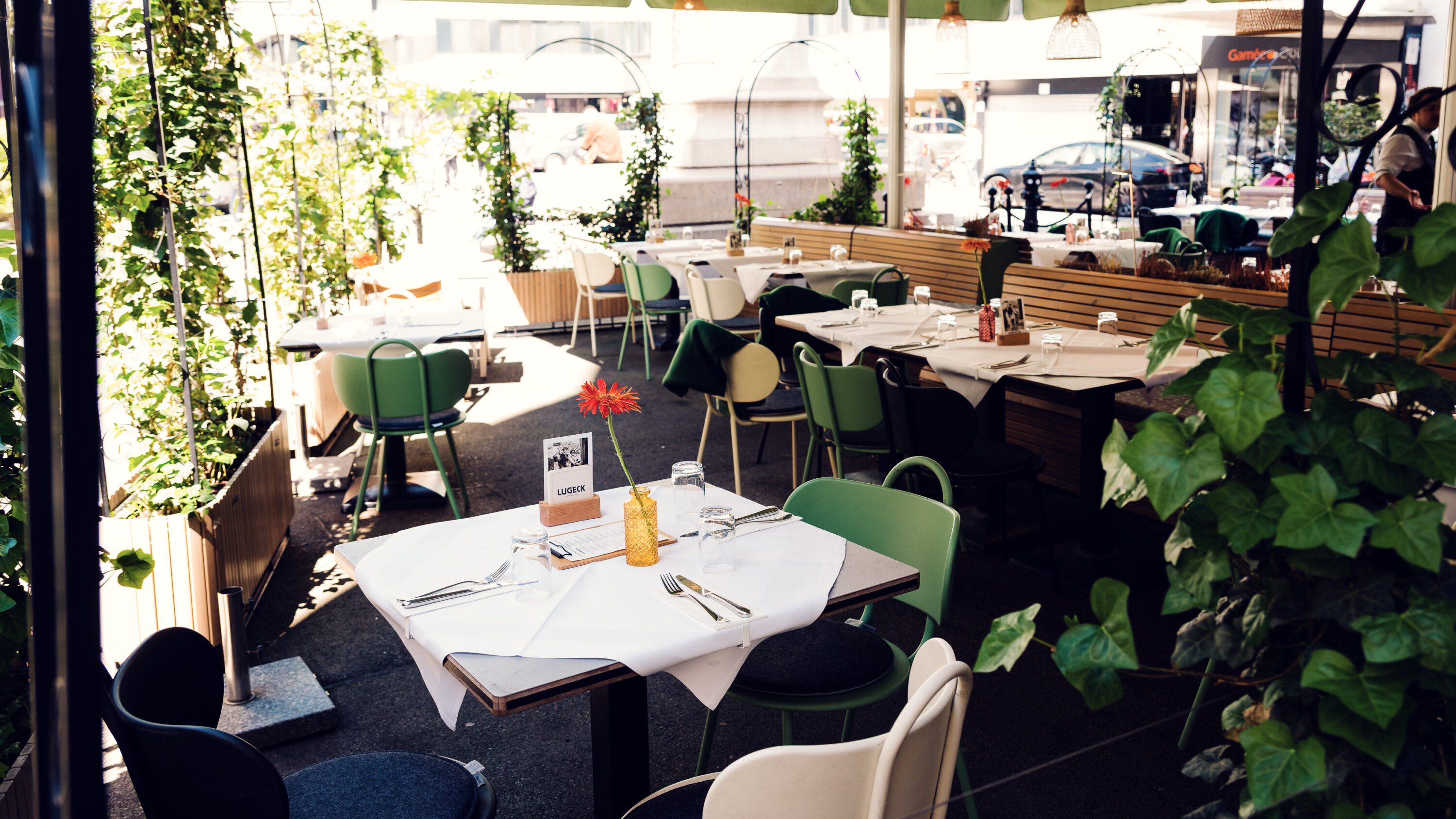 Ospiti ai tavoli della terrazza del Lugeck Figlmüller a Vienna.