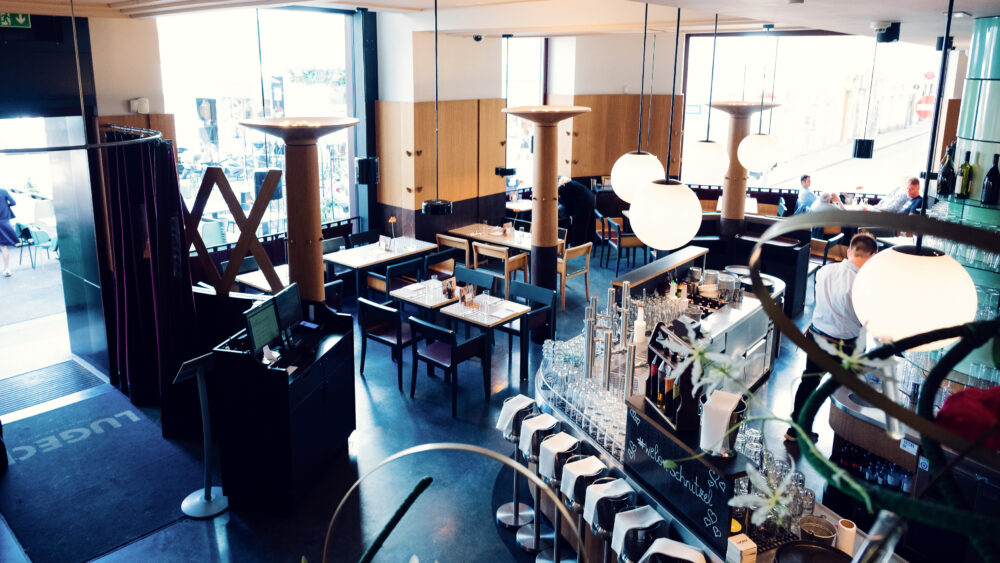 Traditional dining room at Lugeck restaurant Wien, classic Austrian interior with wooden furniture and cozy restaurant atmosphere.