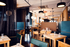 Sala da pranzo del Lugeck Figlmüller con tavoli in legno e atmosfera classica da ristorante viennese.