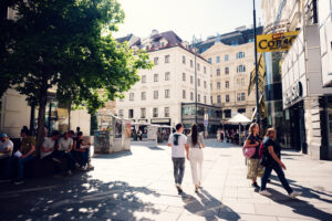 Adriana und Mario beim Spaziergang am Neuen Markt in Wien.