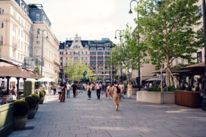 Neuer Markt in Wien, historische Fußgängerzone mit barocker österreichischer Architektur und traditionellen Wiener Gebäuden.