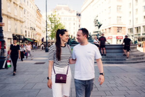 Adriana und Mario am Neuen Markt in Wien mit dem Donnerbrunnen im Hintergrund.