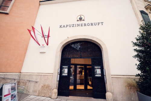 Eingang zur Kapuzinergruft am Neuen Markt in Wien, barockes Portal zur Grabstätte der Habsburger unter der Kapuzinerkirche.
