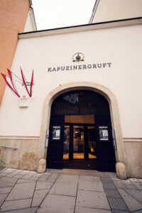 Eingang zur Kapuzinergruft am Neuen Markt in Wien, barocke Grabstätte der Habsburger-Dynastie mit kunstvollen Sarkophagen.
