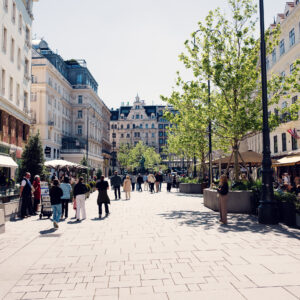 Fußgängerzone am Neuen Markt in Wien, umgeben von barocken Fassaden und historischen Gebäuden.