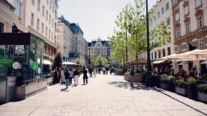 Fußgängerzone am Neuen Markt in Wien, umgeben von barocken Fassaden und historischen Gebäuden.