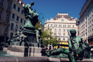 Donnerbrunnen am Neuen Markt in Wien, Nahaufnahme der barocken Skulpturen von Georg Raphael Donner mit kunstvollen Steinarbeiten und klassischen Figuren.