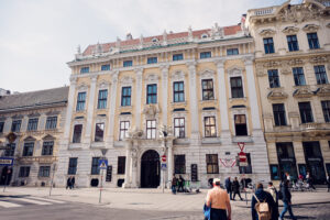 Façade baroque du Palais Kinsky avec stucs ornementaux sur la place Freyung à Vienne.