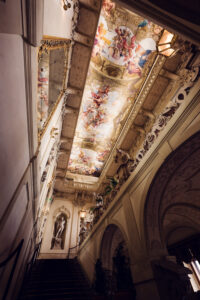 Fresques au plafond et ornements dorés dans une salle du Palais Kinsky à Vienne.
