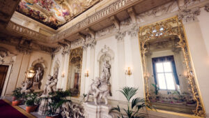 Sculptures classiques en marbre avec socles décoratifs au Palais Kinsky à Vienne.