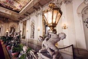 Sculptures en marbre avec détails classiques dans l'intérieur baroque du Palais Kinsky à Vienne.