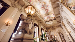Antichambre baroque du Palais Kinsky avec stucs et détails dorés.