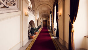 Couloir baroque du Palais Kinsky à Vienne.