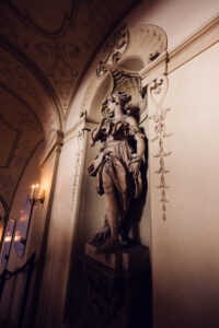 Sculpture classique en marbre dans l'intérieur baroque du Palais Kinsky à Vienne.