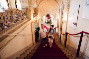 Adriana et Mario dans l'escalier baroque du Palais Kinsky à Vienne.