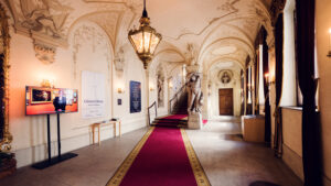 Salon richement décoré avec mobilier d'époque au Palais Kinsky à Vienne.