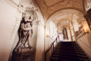 Grand escalier baroque du Palais Kinsky à Vienne avec marches de marbre ouvragées.
