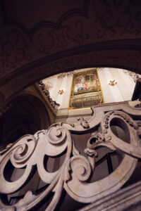 Intérieur baroque du Palais Kinsky à Vienne avec fresques au plafond et éléments classiques.