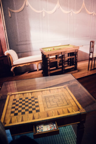 Sala del museo Mozarthaus con arredi d'epoca e oggetti esposti.