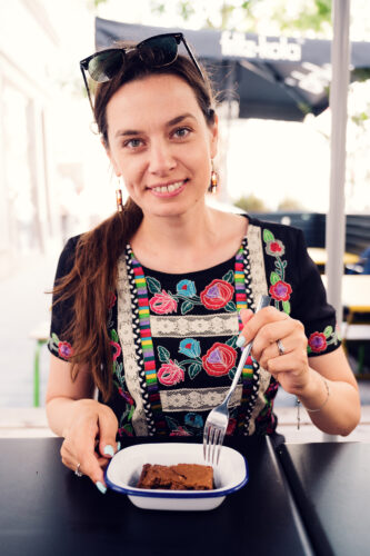 Adriana dégustant un brownie au chocolat au XO Grill Neubaugasse.