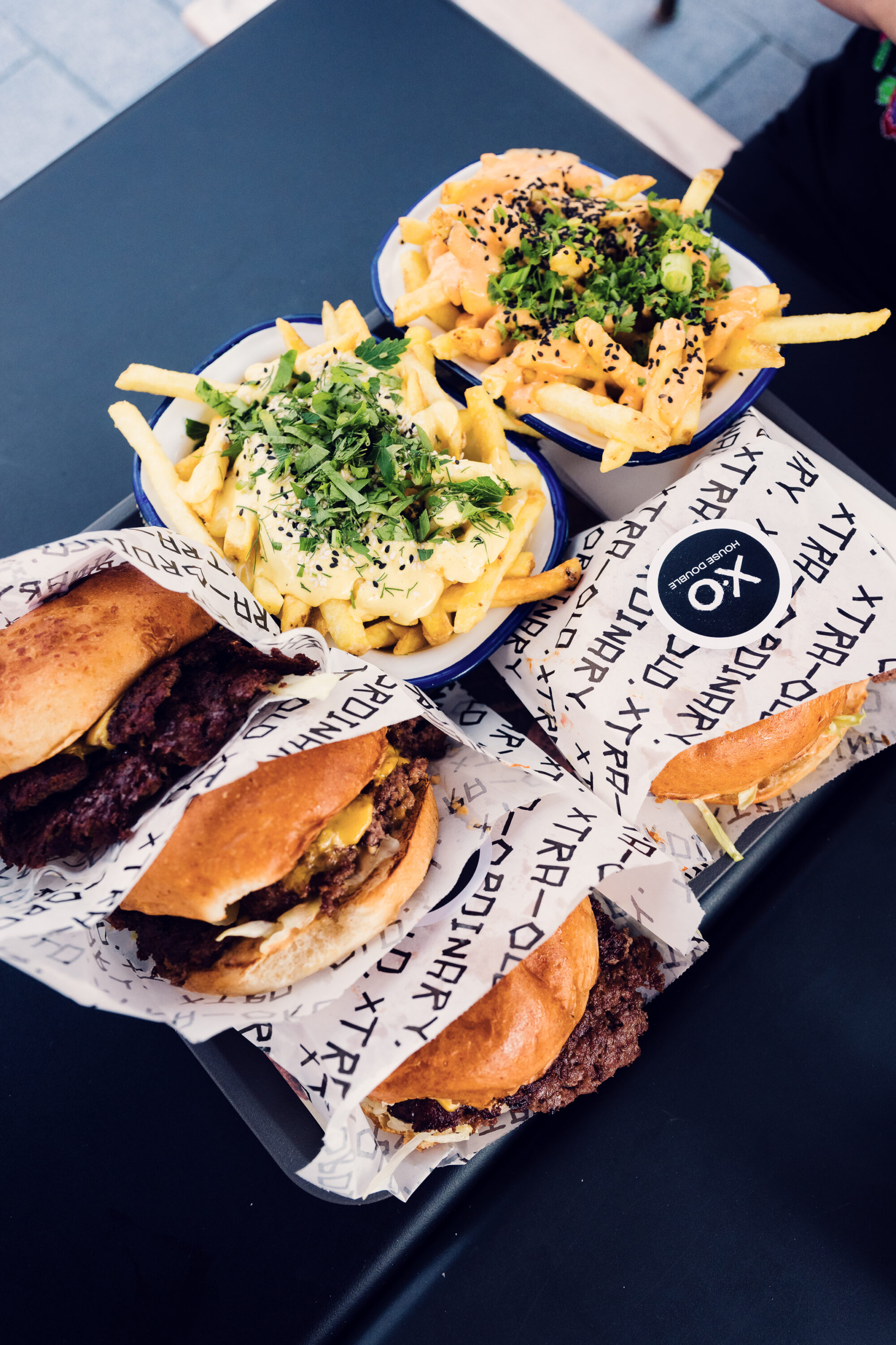 Hamburger gourmet servi avec des frites croustillantes au XO Grill Neubaugasse.
