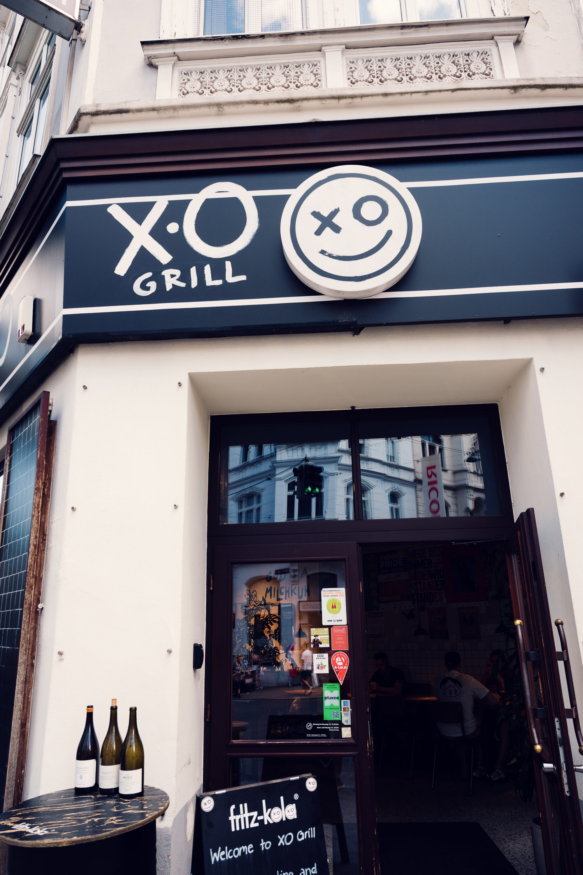 Entrée du XO Grill sur la Neubaugasse avec enseigne au néon.