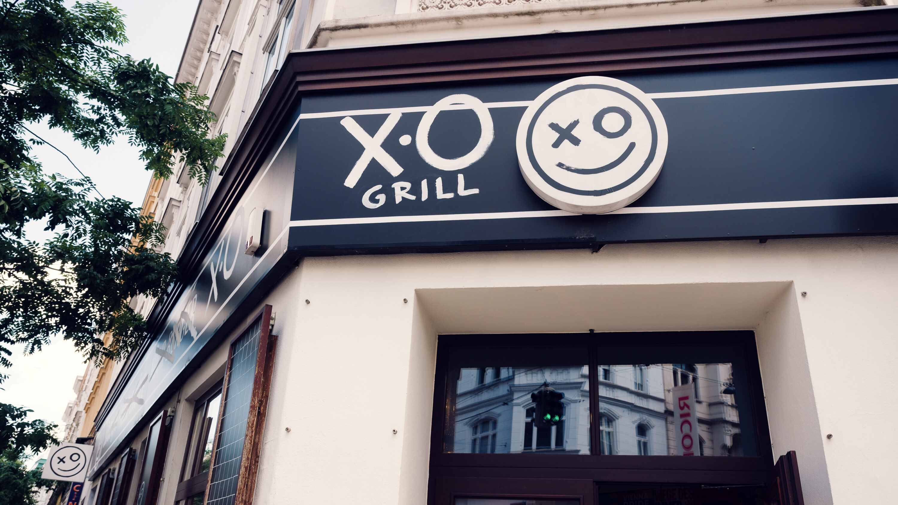 Logo et éléments de marque du XO Grill Neubaugasse.