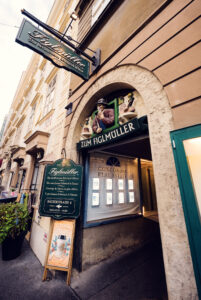 Ingresso del Figlmüller Wollzeile con l'insegna classica del ristorante viennese.