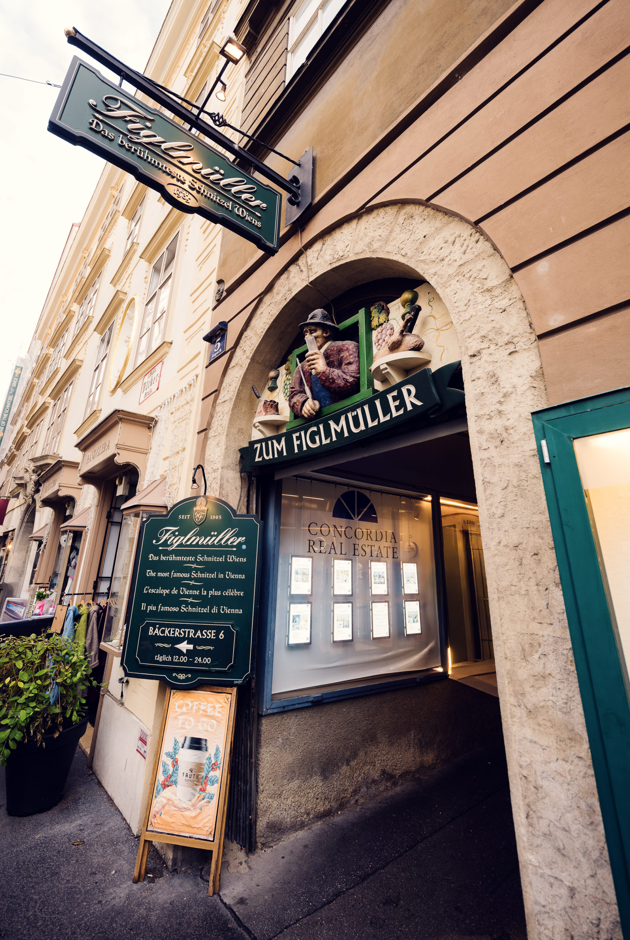 Ingresso del Figlmüller Wollzeile con l'insegna classica del ristorante viennese.